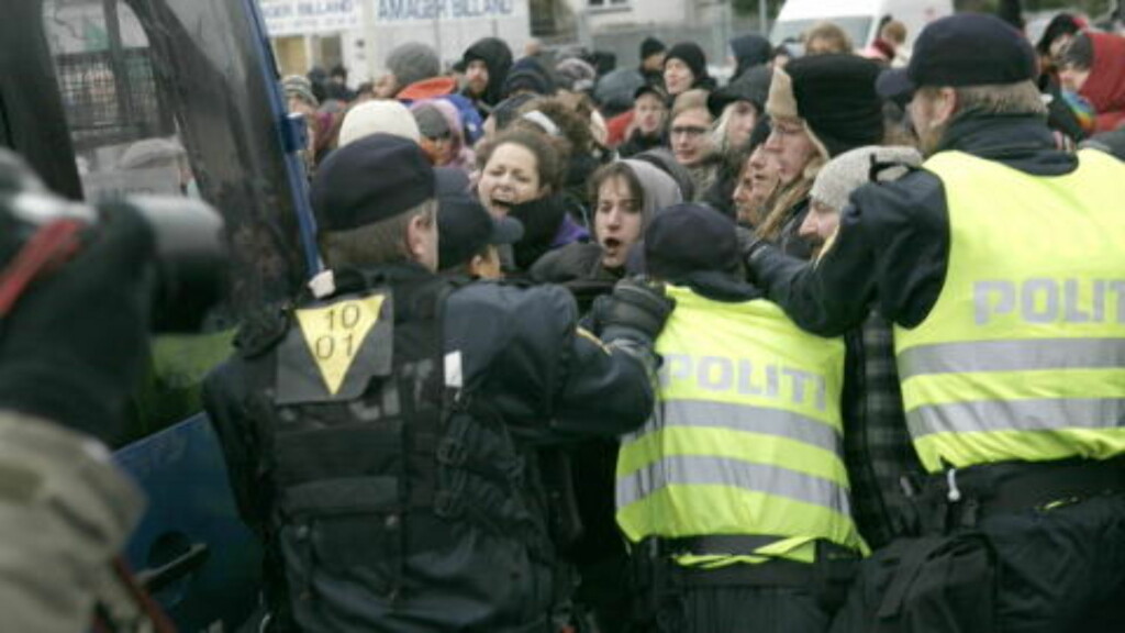 I KLINSJ: Det var mye kontakt mellom politi og kontakter under COP15. Foto: Torbjørn Grønning / Dagbladet I KLINSJ: Det var mye kontakt mellom politi og kontakter under COP15. Foto: Torbjørn Grønning / Dagbladet