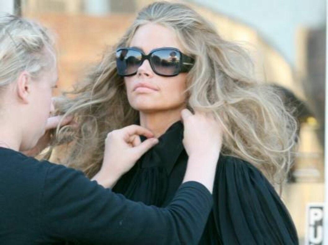 Denise Richards part2 on a photo shoot in Los Angeles looks like a vamp. July 7, 2006 X17agency exclusive Foto: All Over Press Denise Richards part2 on a photo shoot in Los Angeles looks like a vamp. July 7, 2006 X17agency exclusive Foto: All Over Press