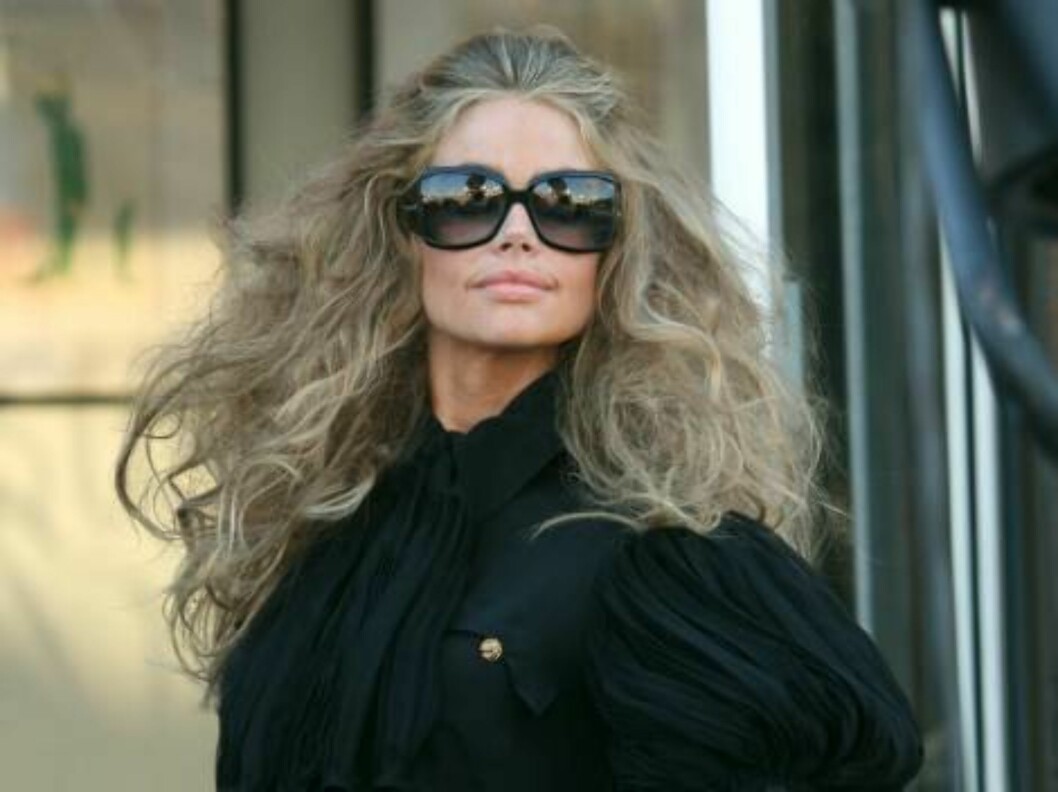 Denise Richards part2 on a photo shoot in Los Angeles looks like a vamp. July 7, 2006 X17agency exclusive Foto: All Over Press Denise Richards part2 on a photo shoot in Los Angeles looks like a vamp. July 7, 2006 X17agency exclusive Foto: All Over Press