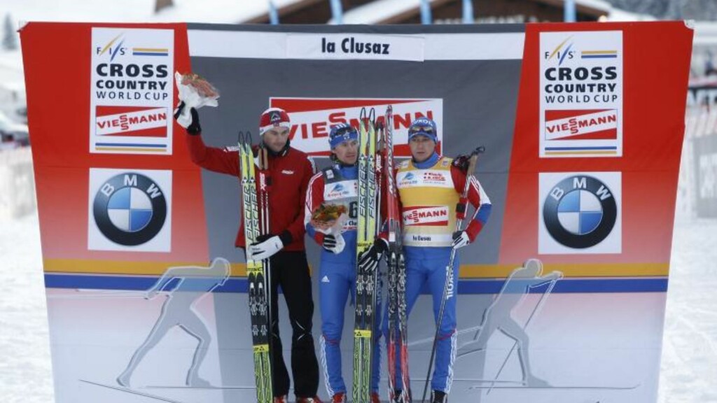 KOM FOR SEINT: Maxim Vylegsjanin og Alexander Legkov sto lenge på pallen før Petter Northug dukket opp i går. I dag ble Northug bøtelagt for å komme for seint og uten vesten han skulle hatt på seg. Foto: Laurent Cipriani, AP/Scanpix KOM FOR SEINT: Maxim Vylegsjanin og Alexander Legkov sto lenge på pallen før Petter Northug dukket opp i går. I dag ble Northug bøtelagt for å komme for seint og uten vesten han skulle hatt på seg. Foto: Laurent Cipriani, AP/Scanpix