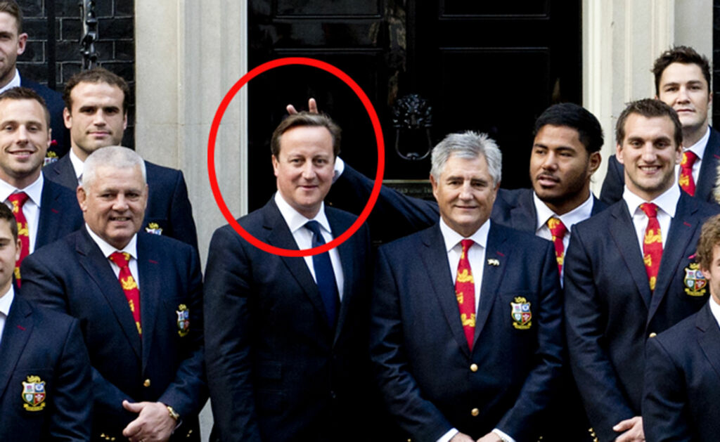 SPØKEFUGL: Rugbyspilleren Manu Tuilagi klarte ikke å dy seg da han var på besøk hos statsminister David Cameron Foto: All Over SPØKEFUGL: Rugbyspilleren Manu Tuilagi klarte ikke å dy seg da han var på besøk hos statsminister David Cameron Foto: All Over