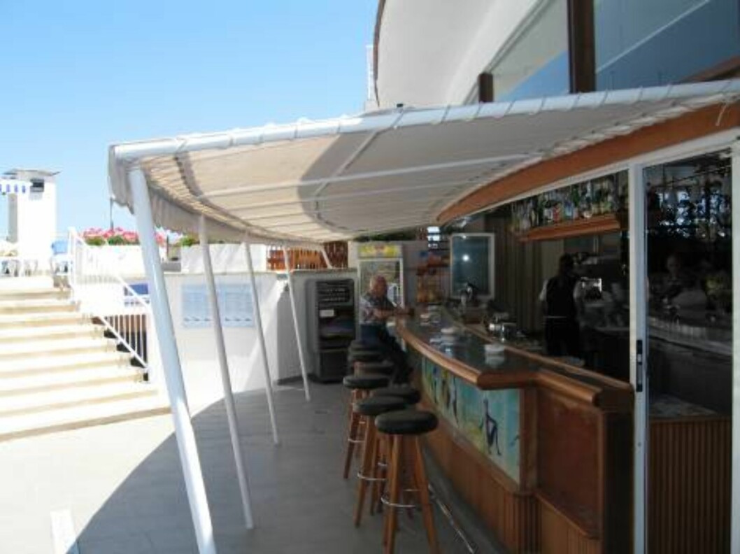 <strong>FORFRISKENDE:</strong> Den store hotellbaren har servering både ut mot bassengområde og inn mot resepsjonen. Foto: Per Tandberg <strong>FORFRISKENDE:</strong> Den store hotellbaren har servering både ut mot bassengområde og inn mot resepsjonen. Foto: Per Tandberg