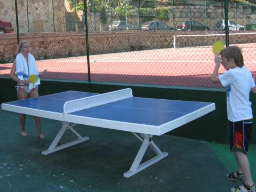 <strong>LEK OG SPILL:</strong> Bak hotellet er det tennisbane og bordtennisbord. Foto: Per Tandberg <strong>LEK OG SPILL:</strong> Bak hotellet er det tennisbane og bordtennisbord. Foto: Per Tandberg