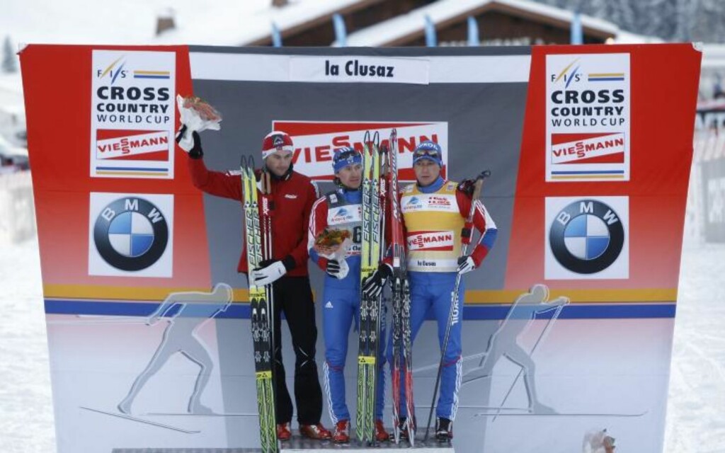 KOM SEG PÅ PALLEN TIL SLUTT: I ureglementert antrekk, kom Petter Northug seg til slutt opp på seierspallen sammen med Maxim Vylegsjanin (midten) og Aleksander Legkov.Foto: SCANPIX/AP Photo/Laurent Cipriani KOM SEG PÅ PALLEN TIL SLUTT: I ureglementert antrekk, kom Petter Northug seg til slutt opp på seierspallen sammen med Maxim Vylegsjanin (midten) og Aleksander Legkov.Foto: SCANPIX/AP Photo/Laurent Cipriani