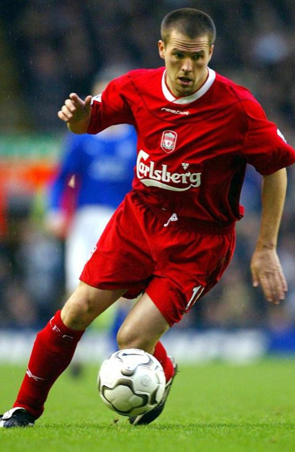 TILGITT: Det var lite populært blant Liverpool-fans da Michael Owen ble Manchester United-spiller. Men fansen husker ham fortsatt for det han gjorde for dem tidlig på 2000-tallet. Her fra januar 2004, noen måneder før han gikk til Real Madrid. Foto: Steve Parkin, AFP/Scanpix TILGITT: Det var lite populært blant Liverpool-fans da Michael Owen ble Manchester United-spiller. Men fansen husker ham fortsatt for det han gjorde for dem tidlig på 2000-tallet. Her fra januar 2004, noen måneder før han gikk til Real Madrid. Foto: Steve Parkin, AFP/Scanpix