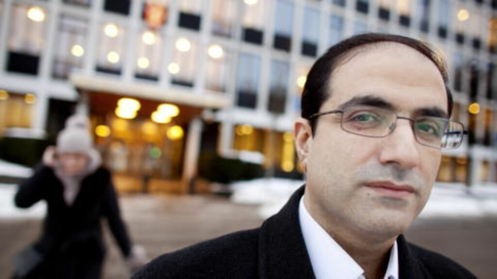 HOPPET AV: Den tidligere konsulen ved den iranske ambassaden i Oslo, Mohammed Heydari opp sin stilling i protest. Han sa at ambassaden fungerte som en ren etterretningssentral. Han sa at iranere som får visum til Norge for å delta på konferanser og lignende ofte i virkeligheten kommer hit for å overvåke iranere i Norge, og ba om at Norge sluttet å gi visum til dem. Foto: Espen Røst / Dagbladet HOPPET AV: Den tidligere konsulen ved den iranske ambassaden i Oslo, Mohammed Heydari opp sin stilling i protest. Han sa at ambassaden fungerte som en ren etterretningssentral. Han sa at iranere som får visum til Norge for å delta på konferanser og lignende ofte i virkeligheten kommer hit for å overvåke iranere i Norge, og ba om at Norge sluttet å gi visum til dem. Foto: Espen Røst / Dagbladet