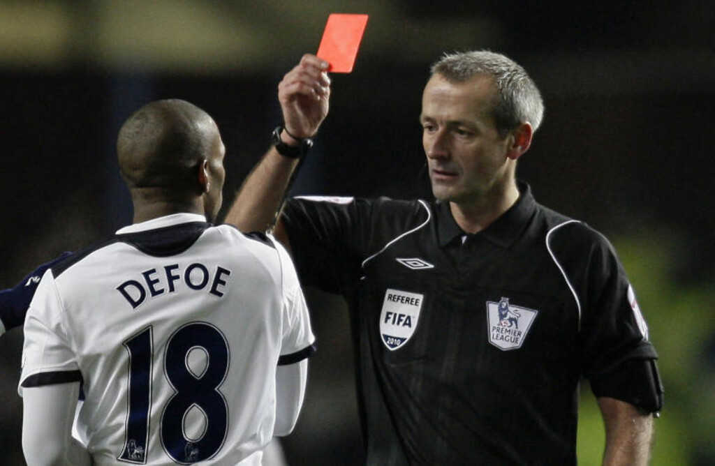 STRENGT: Jermain Defoe må se resten av jule- og nyttårsprogrammet fra sidelinja etter at han fikk marsjordre for en albue mot James Collins. Martin Atkinsons avgjørelse var streng, men kunne forsvares. Det var pipeblåserens åttende røde kort så langt denne sesongen.Foto: SCANPIX/AFP PHOTO/IAN KINGTON STRENGT: Jermain Defoe må se resten av jule- og nyttårsprogrammet fra sidelinja etter at han fikk marsjordre for en albue mot James Collins. Martin Atkinsons avgjørelse var streng, men kunne forsvares. Det var pipeblåserens åttende røde kort så langt denne sesongen.Foto: SCANPIX/AFP PHOTO/IAN KINGTON