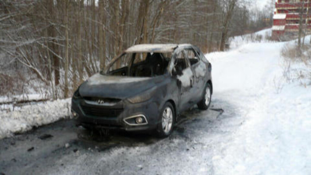 UTBRENT: Den ene fluktbilen, en Hyundai personbil, ble funnet utbrent i nærheten av ransstedet. Der slutter de fysiske sporene etter ranerne. Foto: 2400-TIPSER UTBRENT: Den ene fluktbilen, en Hyundai personbil, ble funnet utbrent i nærheten av ransstedet. Der slutter de fysiske sporene etter ranerne. Foto: 2400-TIPSER