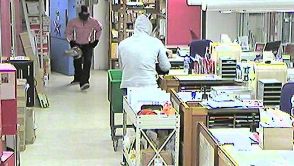 image: Jager disse mennene etter brutalt postran image: Jager disse mennene etter brutalt postran