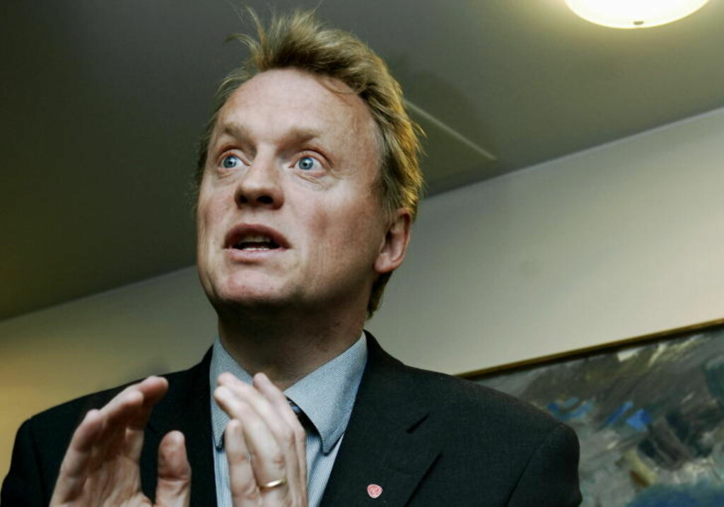SENDT UT FOR Å RETTE OPP: Partisekretær Raymond Johansen (Ap) måtte ut på morgenen i dag for å rette opp i Jens' tabber.
Foto: STEINAR BUHOLM / Dagbladet. SENDT UT FOR Å RETTE OPP: Partisekretær Raymond Johansen (Ap) måtte ut på morgenen i dag for å rette opp i Jens' tabber.
Foto: STEINAR BUHOLM / Dagbladet.