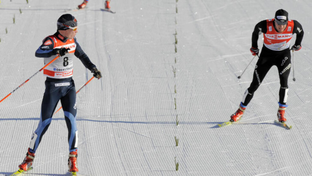 FINSK SEIER: Matti Heikkinen kontrollerer at han vinner foran sammenlagtleder Dario Cologna. Foto: Jens Meyer, AP/Scanpix FINSK SEIER: Matti Heikkinen kontrollerer at han vinner foran sammenlagtleder Dario Cologna. Foto: Jens Meyer, AP/Scanpix