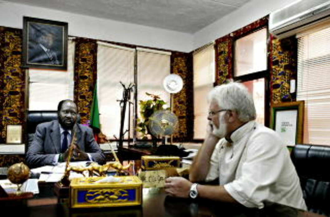 RÅDGIVER: NRK's tidligere Afrika-korrespondent Tomm Kristiansen har også jobbet på oppdrag for FN, som rådgiver for presidenten i Sør-Sudan, Salva Kiir. Han tror Kiir og Bashir sammen kan finne en løsning for et delt Sudan.
Foto: Espen Røst / Dagbladet RÅDGIVER: NRK's tidligere Afrika-korrespondent Tomm Kristiansen har også jobbet på oppdrag for FN, som rådgiver for presidenten i Sør-Sudan, Salva Kiir. Han tror Kiir og Bashir sammen kan finne en løsning for et delt Sudan.
Foto: Espen Røst / Dagbladet