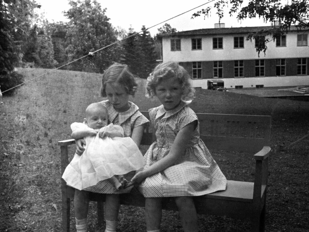 <strong>1937:</strong> Prinsesse Ragnhild (tv) og prinsesse Astrid med prins Harald, ca seks måneder gammel. De tre sammen, sittende på en benk i hagen. Foto: SCANPIX <strong>1937:</strong> Prinsesse Ragnhild (tv) og prinsesse Astrid med prins Harald, ca seks måneder gammel. De tre sammen, sittende på en benk i hagen. Foto: SCANPIX