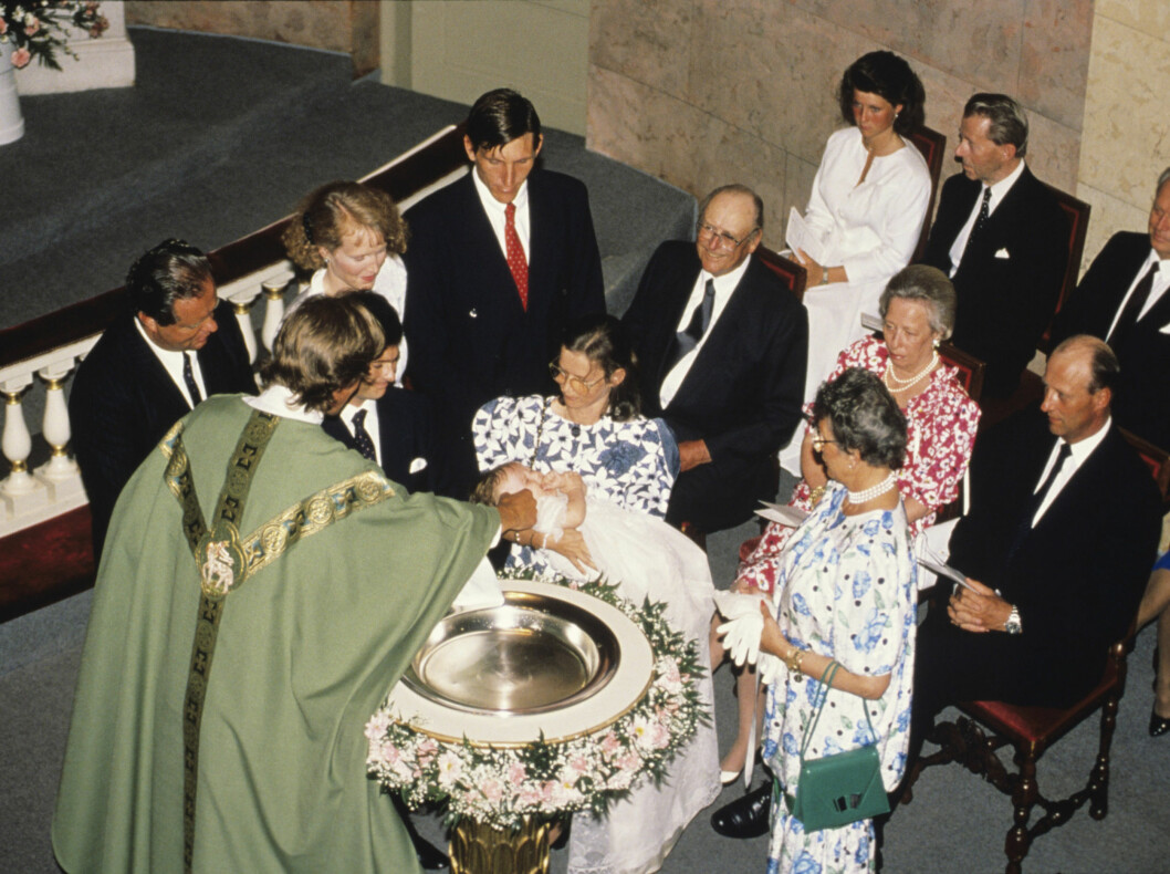 <strong>1989:</strong> Ingeborg, datteren til prinsesse Ragnhild og Erling Lorentzen, døper datteren sin Victoria Ragna Ribeiro i Slottskapellet. Her ved døpefonten foreldrene Paulo Ribeiro og Ingeborg med barnet. Til høyre prinsesse Astrid, kronprins Harald, prinsesse Foto: NTB scanpix <strong>1989:</strong> Ingeborg, datteren til prinsesse Ragnhild og Erling Lorentzen, døper datteren sin Victoria Ragna Ribeiro i Slottskapellet. Her ved døpefonten foreldrene Paulo Ribeiro og Ingeborg med barnet. Til høyre prinsesse Astrid, kronprins Harald, prinsesse Foto: NTB scanpix