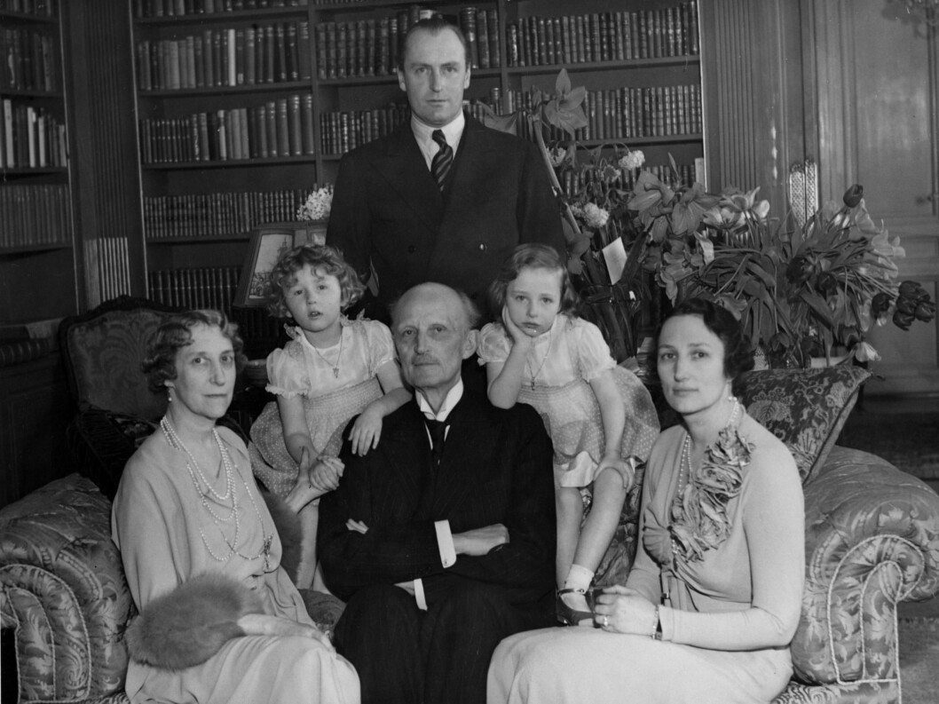<strong>Ca 1937:</strong> Kronprins Olav - bak. Prinsesse Ingeborg, prinsesse Astrid, prins Carl, prinsesse Ragnhild, kronprinsesse Märtha. Foto: NTB scanpix <strong>Ca 1937:</strong> Kronprins Olav - bak. Prinsesse Ingeborg, prinsesse Astrid, prins Carl, prinsesse Ragnhild, kronprinsesse Märtha. Foto: NTB scanpix