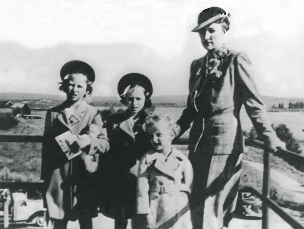 <strong>1940:</strong> Kronprinsfamilien under 2. verdenskrig. Kronprinsesse Märtha og barna i Rovaniemi, like før avreisen til USA. F.v.: prinsesse Astrid, prinsesse Ragnhild, prins Harald og kronprinsesse Märtha. Foto: SCANPIX <strong>1940:</strong> Kronprinsfamilien under 2. verdenskrig. Kronprinsesse Märtha og barna i Rovaniemi, like før avreisen til USA. F.v.: prinsesse Astrid, prinsesse Ragnhild, prins Harald og kronprinsesse Märtha. Foto: SCANPIX