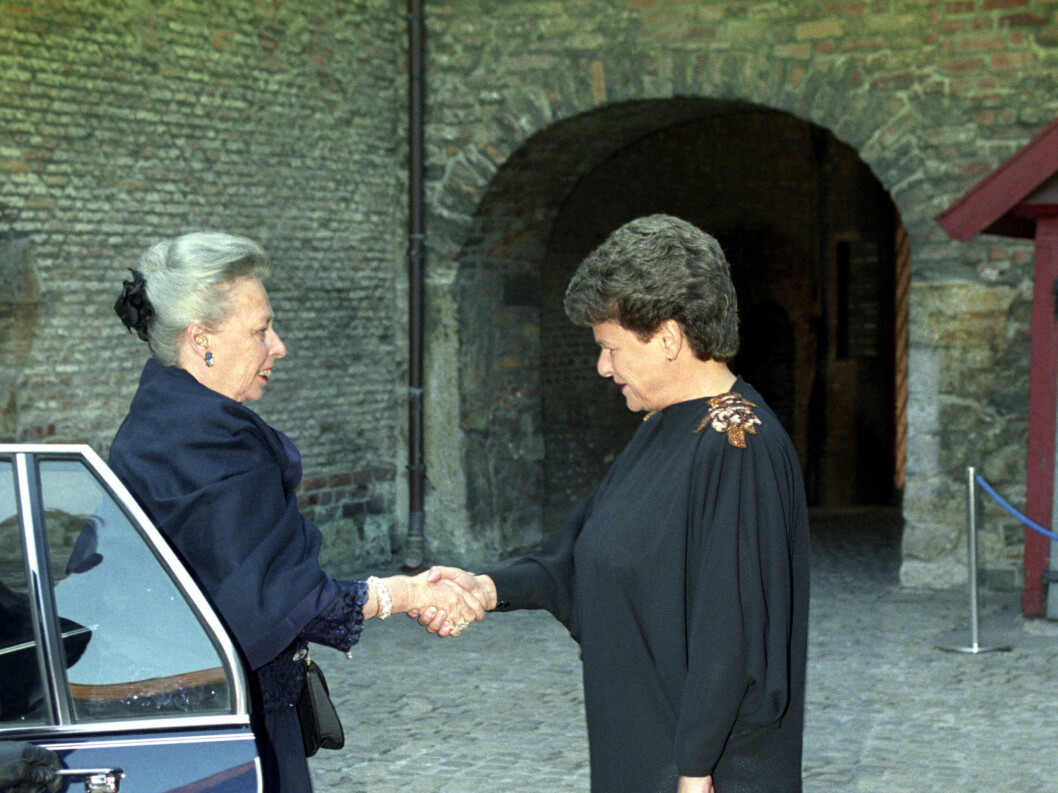 <strong>1991:</strong> Prinsesse Ragnhild fru Lorentzen ankommer offisiel middag på Akershus Festning . Ønskes her velkommen av statsminister Gro Harlem Brundtland. Foto: NTB scanpix <strong>1991:</strong> Prinsesse Ragnhild fru Lorentzen ankommer offisiel middag på Akershus Festning . Ønskes her velkommen av statsminister Gro Harlem Brundtland. Foto: NTB scanpix