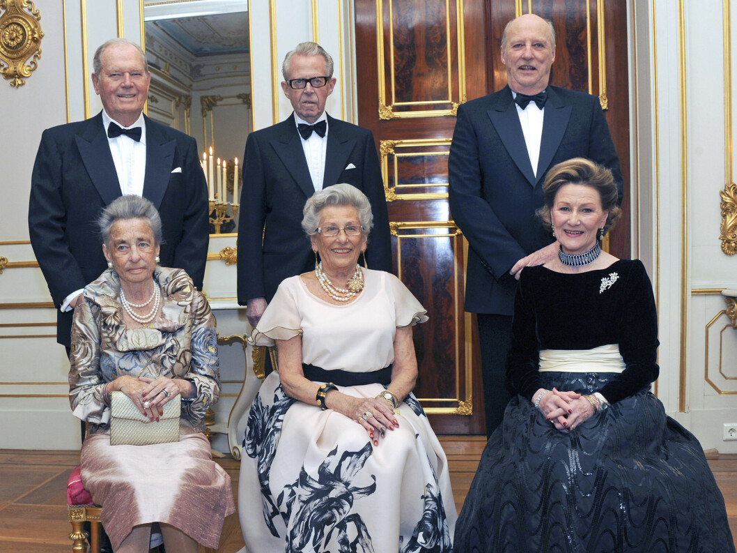 <strong>2012:</strong> Kong Harald og dronning Sonja holdt selskap for Prinsesse Astrid, fru Ferner i anledning av Prinsessens 80-årsdag. Fra venstre prinsesse Ragnhild, fru Lorentzen, prinsesse Astrid, fru Ferner og dronning Sonja. Bak fra venstre: Erling Lorentzen, Jo Foto: NTB scanpix <strong>2012:</strong> Kong Harald og dronning Sonja holdt selskap for Prinsesse Astrid, fru Ferner i anledning av Prinsessens 80-årsdag. Fra venstre prinsesse Ragnhild, fru Lorentzen, prinsesse Astrid, fru Ferner og dronning Sonja. Bak fra venstre: Erling Lorentzen, Jo Foto: NTB scanpix