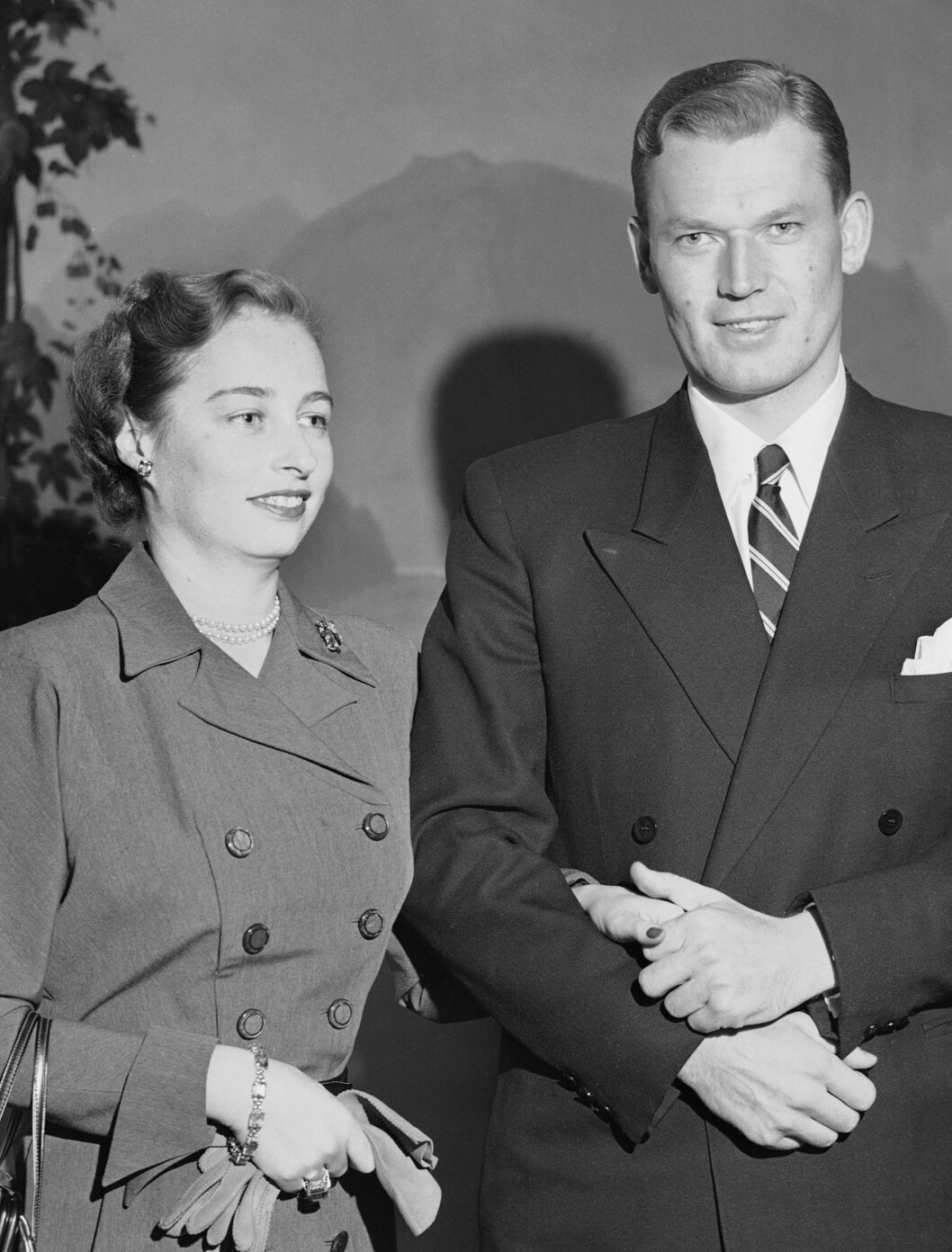 <strong>FORLOVELSEN:</strong> Forlovelsen til prinsesse Ragnhild og skipsreder Erling Lorentzen. Endelig kunne prinsesse Ragnhild og skipsreder Erling Lorentzen offentliggjøre sin forlovelse. Her ser vi det lykkelige paret som holder hverandre i hånden under fotograferi Foto: NTB scanpix <strong>FORLOVELSEN:</strong> Forlovelsen til prinsesse Ragnhild og skipsreder Erling Lorentzen. Endelig kunne prinsesse Ragnhild og skipsreder Erling Lorentzen offentliggjøre sin forlovelse. Her ser vi det lykkelige paret som holder hverandre i hånden under fotograferi Foto: NTB scanpix