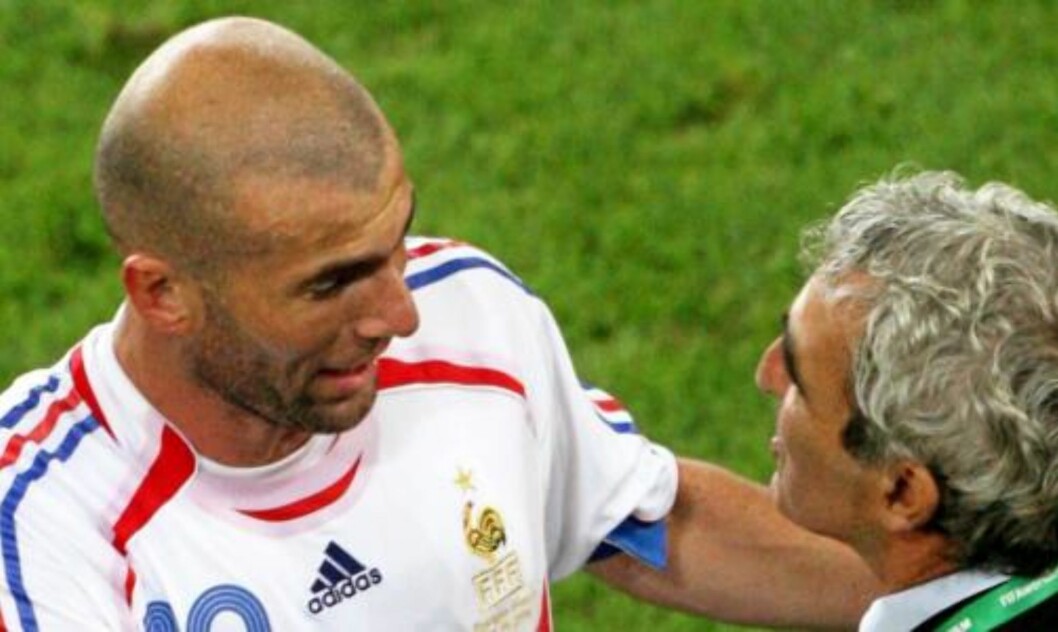 <strong>UENIG MED DOMENECH:</strong> Zidane forstår ikke hvorfor Domenech plasserte Gourcuff på benken. Foto: EPA/OLIVIER MATTHYS <strong>UENIG MED DOMENECH:</strong> Zidane forstår ikke hvorfor Domenech plasserte Gourcuff på benken. Foto: EPA/OLIVIER MATTHYS