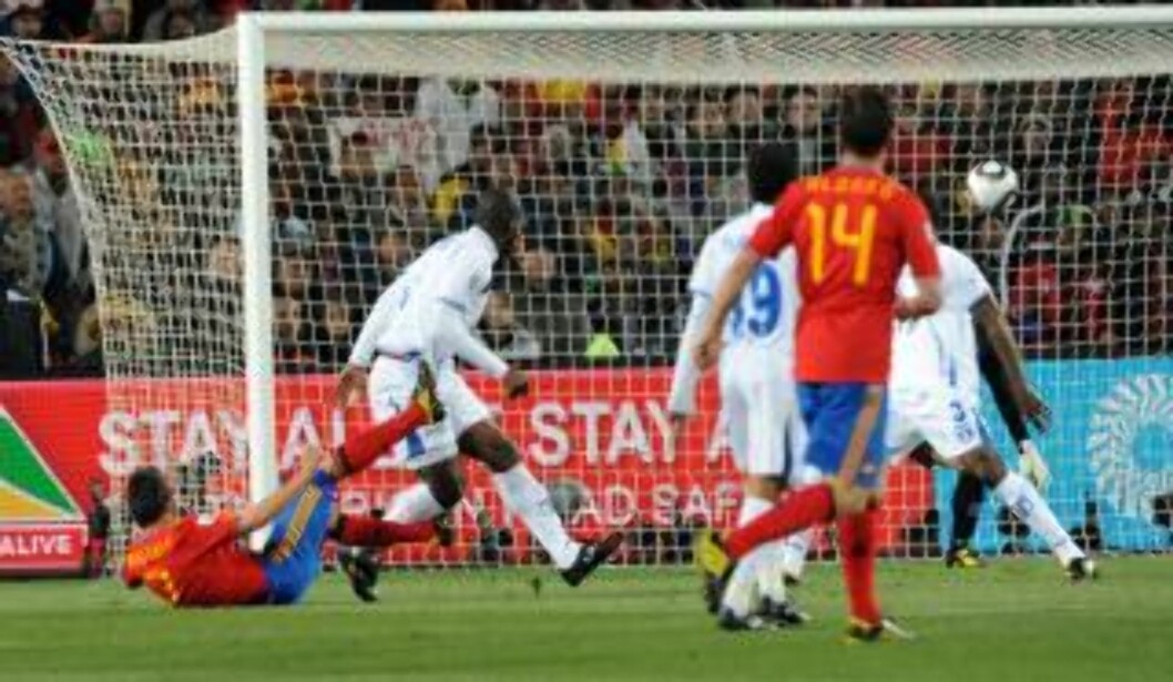 <strong>PERLESCORING:</strong> David Villa tok seg forbi tre honduranere før han halvveis liggende ekspederte ballen i vinkelen.Foto: SCANPIX/EPA/GERRY PENNY <strong>PERLESCORING:</strong> David Villa tok seg forbi tre honduranere før han halvveis liggende ekspederte ballen i vinkelen.Foto: SCANPIX/EPA/GERRY PENNY