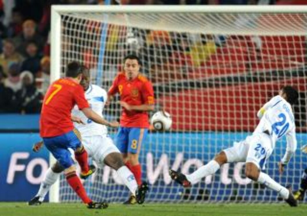 <strong>FIKK HJELP:</strong> David Villa fikk hjelp av Amado Guevara da han la på til 2-0.Foto: SCANPIX/EPA/GEORGI LICOVSKI <strong>FIKK HJELP:</strong> David Villa fikk hjelp av Amado Guevara da han la på til 2-0.Foto: SCANPIX/EPA/GEORGI LICOVSKI