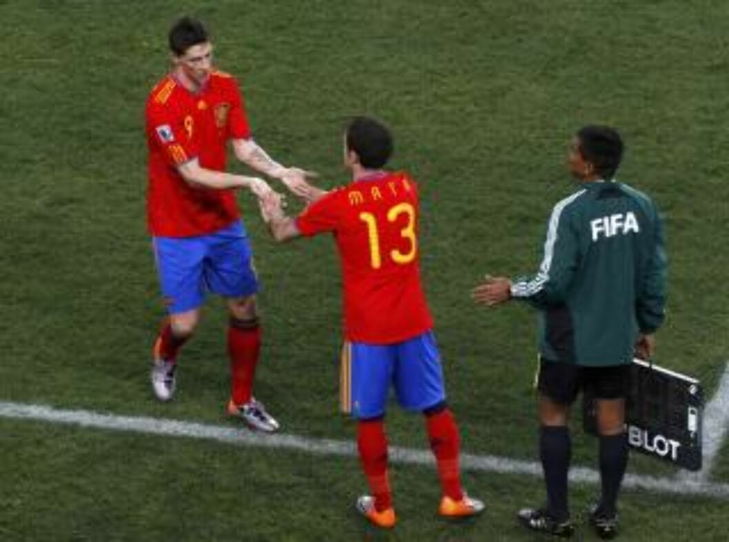 <strong>IKKE I FORM:</strong> Fernando Torres (t.v.) fikk sin første VM-start i Sør-Afrika. Han har ennå et stykke igjen til toppformen, og ble erstattet av Juan Mata 20 minutter før slutt.Foto: SCANPIX/REUTERS/David Gray <strong>IKKE I FORM:</strong> Fernando Torres (t.v.) fikk sin første VM-start i Sør-Afrika. Han har ennå et stykke igjen til toppformen, og ble erstattet av Juan Mata 20 minutter før slutt.Foto: SCANPIX/REUTERS/David Gray