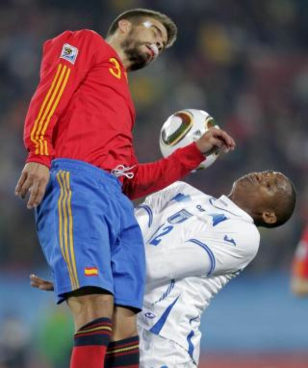 <strong>BLØR STADIG FOR DRAKTA:</strong> Ingen skal beskylde Gerard Piqué for ikke å blø for drakta. Et kutt i tinningen mot Sveits, ble etterfulgt av et kutt i leppa mot Honduras, men hardhausen fortsatte som om ingenting var skjedd etter å ha fått en absorberende bomullsdott i munnen.Foto: SCANPIX/REUTERS/Michael Kooren <strong>BLØR STADIG FOR DRAKTA:</strong> Ingen skal beskylde Gerard Piqué for ikke å blø for drakta. Et kutt i tinningen mot Sveits, ble etterfulgt av et kutt i leppa mot Honduras, men hardhausen fortsatte som om ingenting var skjedd etter å ha fått en absorberende bomullsdott i munnen.Foto: SCANPIX/REUTERS/Michael Kooren