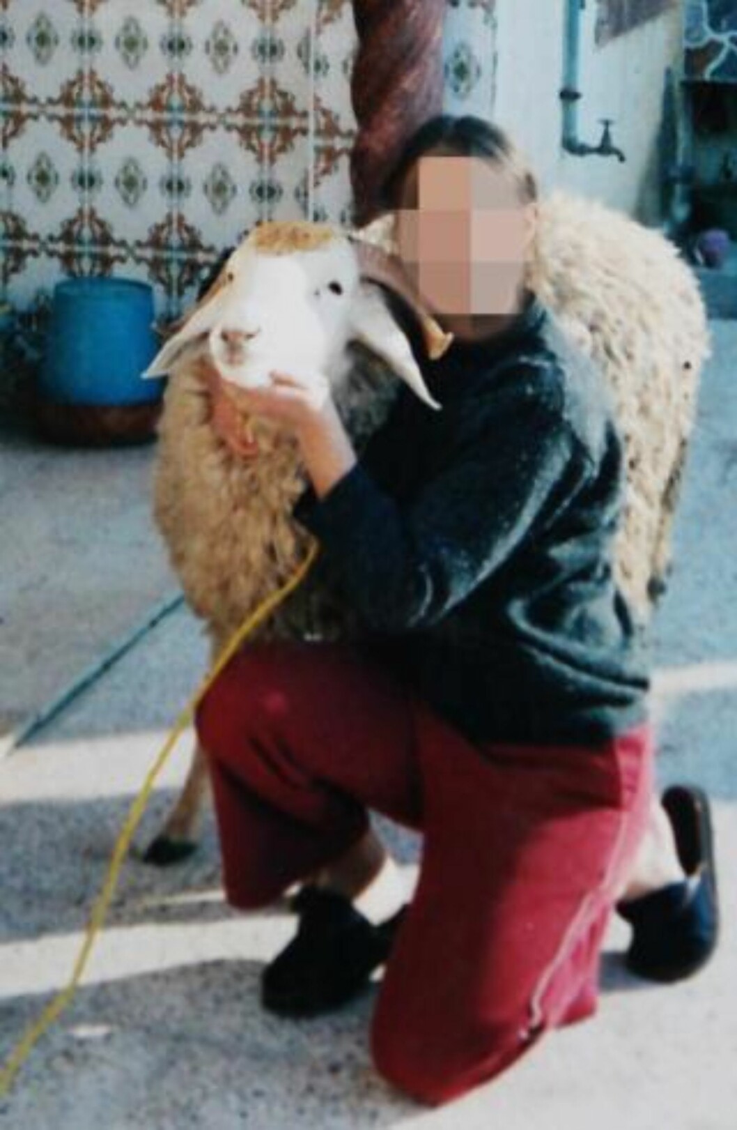 <strong>I ALGERIE:</strong> Her er Maria som 16-åring i Algerie. - Bildet ble tatt på slaktedagen. Jeg var glad i sauen og ville ikke at de skulle drepe den, forteller Maria. Foto: Privat <strong>I ALGERIE:</strong> Her er Maria som 16-åring i Algerie. - Bildet ble tatt på slaktedagen. Jeg var glad i sauen og ville ikke at de skulle drepe den, forteller Maria. Foto: Privat