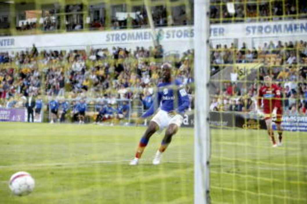 <strong>4-0:</strong> Luton Shelton fintet vekk Logi Magnusson. Spissen kunne sette inn VIFs fjerde i åpent mål. Foto: Stian Lysberg Solum / SCANPIX. <strong>4-0:</strong> Luton Shelton fintet vekk Logi Magnusson. Spissen kunne sette inn VIFs fjerde i åpent mål. Foto: Stian Lysberg Solum / SCANPIX.