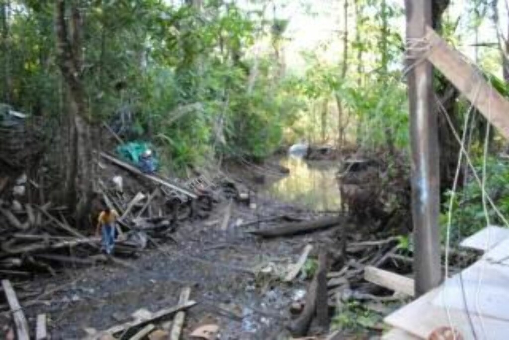 GJEMT: Ubåten ble beslaglagt ved en brakkeby, dypt inne i jungelen ved grensa mellom Ecuador og Colombia. Foto: AP/Ecuadoriansk politi/Scanpix GJEMT: Ubåten ble beslaglagt ved en brakkeby, dypt inne i jungelen ved grensa mellom Ecuador og Colombia. Foto: AP/Ecuadoriansk politi/Scanpix