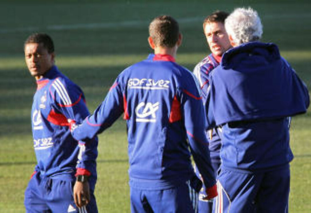<strong>HÅNDGEMENG:</strong> Patrice Evra knuffet med Frankrikes fysiske trener, Robert Duverne. Raymond Domenech kom mellom. Foto: Franck Fife / AFP. <strong>HÅNDGEMENG:</strong> Patrice Evra knuffet med Frankrikes fysiske trener, Robert Duverne. Raymond Domenech kom mellom. Foto: Franck Fife / AFP.