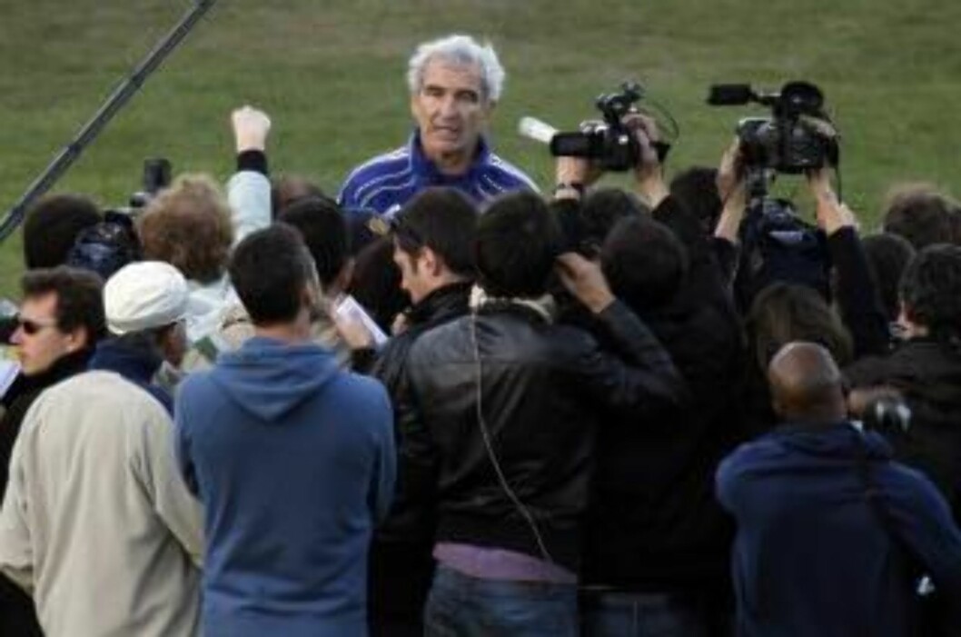 <strong>LESTE SPILLERERKLÆRING:</strong> Raymond Domenech måtte lese opp spillernes streikeerklæring foran pressekorpset. Foto: Charles Platiau / REUTERS. <strong>LESTE SPILLERERKLÆRING:</strong> Raymond Domenech måtte lese opp spillernes streikeerklæring foran pressekorpset. Foto: Charles Platiau / REUTERS.