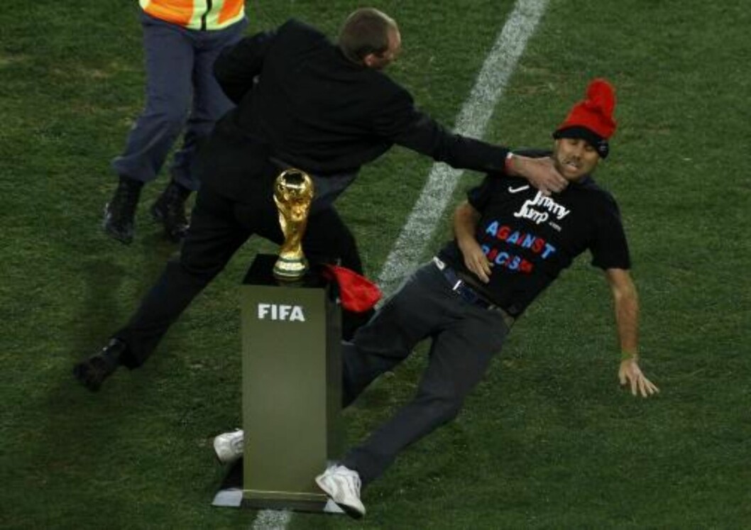 <strong>BRUTALT STOPPET:</strong> Sikkerhetspersonell på Soccer City stoppet «Jimmy Jump» på brutalt vis.Foto: SCANPIX/ <strong>BRUTALT STOPPET:</strong> Sikkerhetspersonell på Soccer City stoppet «Jimmy Jump» på brutalt vis.Foto: SCANPIX/