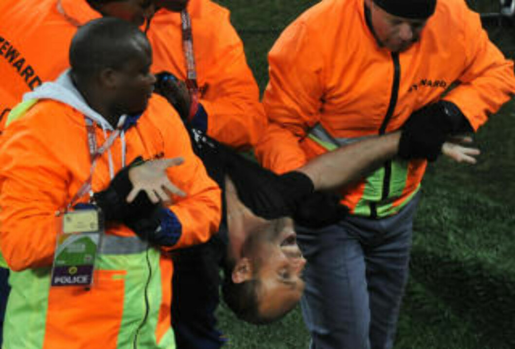 <strong>FORNØYD:</strong> «Jimmy Jump» virket å være en svært så fornøyd mann da han ble båret av Soccer City etter pokalstuntet.Foto: SCANPIX <strong>FORNØYD:</strong> «Jimmy Jump» virket å være en svært så fornøyd mann da han ble båret av Soccer City etter pokalstuntet.Foto: SCANPIX