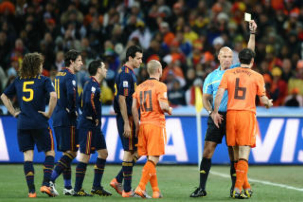 <strong>KUN GULT:</strong> Mark van Bommel feide Andrés Iniesta ned bakfra. Webb ga gult. Foto: Eddie Keogh / REUTERS. <strong>KUN GULT:</strong> Mark van Bommel feide Andrés Iniesta ned bakfra. Webb ga gult. Foto: Eddie Keogh / REUTERS.