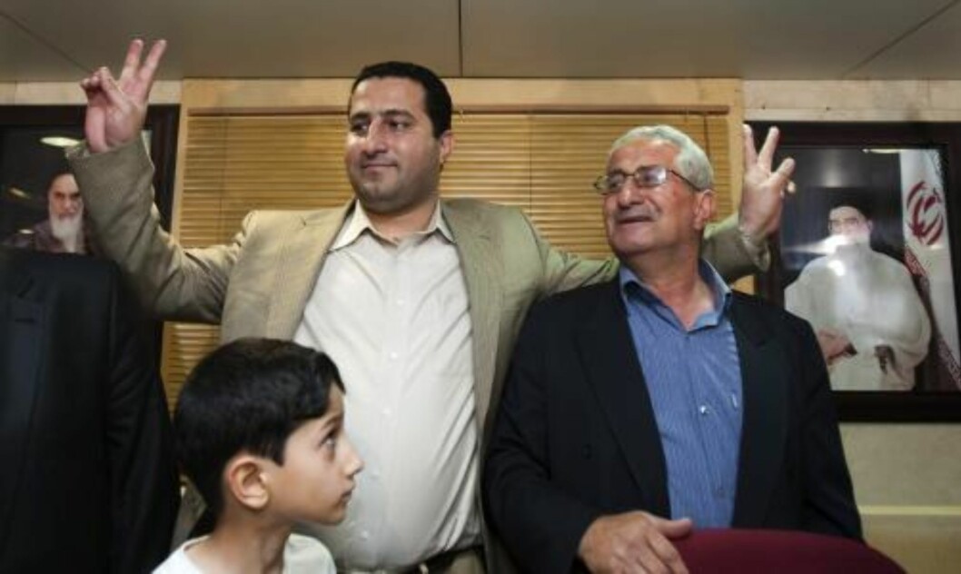 <strong>TILBAKE I IRAN:</strong> Shahram Amiri viste V-tegnet da han landet i Teheran tidlig torsdag morgen. Foto: REUTERS / Raheb Homavandi / SCANPIX <strong>TILBAKE I IRAN:</strong> Shahram Amiri viste V-tegnet da han landet i Teheran tidlig torsdag morgen. Foto: REUTERS / Raheb Homavandi / SCANPIX