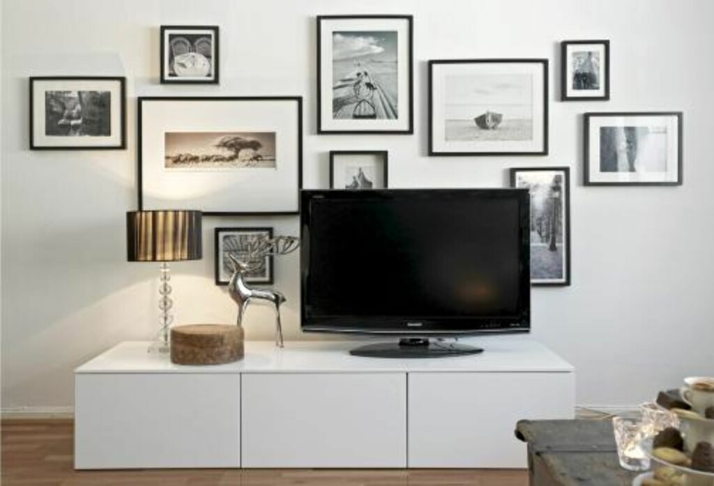 BILDER BAK TV-BILDET: Fotografiene er delvis private og delvis fra Ikea. Tv-benken er satt sammen av tre ventilatorskap fra Ikea. FOTO: Sveinung Bråthen BILDER BAK TV-BILDET: Fotografiene er delvis private og delvis fra Ikea. Tv-benken er satt sammen av tre ventilatorskap fra Ikea. FOTO: Sveinung Bråthen