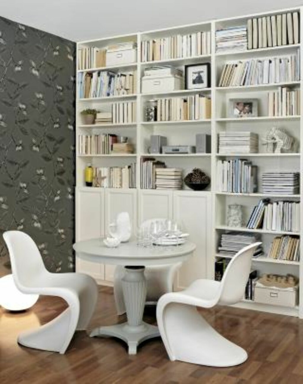 SPISESTUEKROK: Bokveggen er det første man legger merker til. Siden blir den mer og mer usynlig. Tapetet er fra Ruths design, stolene fra Vitra og det regulerbare spillebordet er kjøpt i en antikvitetsbutikk. FOTO: Sveinung Bråthen SPISESTUEKROK: Bokveggen er det første man legger merker til. Siden blir den mer og mer usynlig. Tapetet er fra Ruths design, stolene fra Vitra og det regulerbare spillebordet er kjøpt i en antikvitetsbutikk. FOTO: Sveinung Bråthen