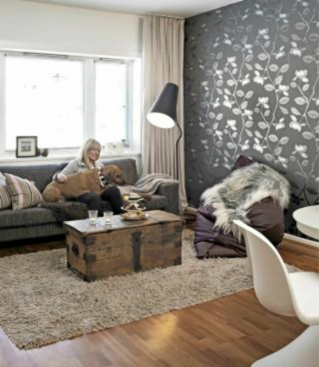 NYTT OG GAMMELT: Fatboy sittesekk og sofa fra BoConcept. Gulvlampen «Bender» er fra Northern Lighting, kisten er arvet. FOTO: Sveinung Bråthen NYTT OG GAMMELT: Fatboy sittesekk og sofa fra BoConcept. Gulvlampen «Bender» er fra Northern Lighting, kisten er arvet. FOTO: Sveinung Bråthen