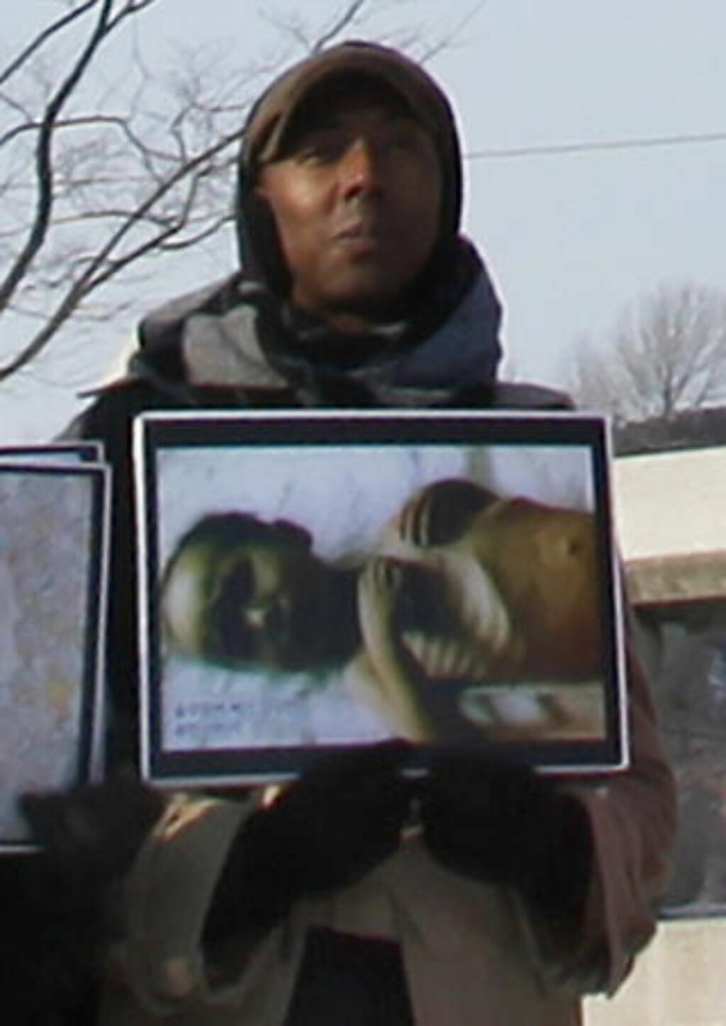 DEMONSTRERTE MOT NORD-KOREA: Aijalon Mahli Gomes fotografert ved den demilitariserte sonen mellom Nord- og Sør-Korea 12. januar i år. Han holder opp et bilde som skal vise bruddene på menneskerettigheter i Nord-Korea. Foto: SCANPIX/REUTERS/Lee Jae-Won/Files DEMONSTRERTE MOT NORD-KOREA: Aijalon Mahli Gomes fotografert ved den demilitariserte sonen mellom Nord- og Sør-Korea 12. januar i år. Han holder opp et bilde som skal vise bruddene på menneskerettigheter i Nord-Korea. Foto: SCANPIX/REUTERS/Lee Jae-Won/Files