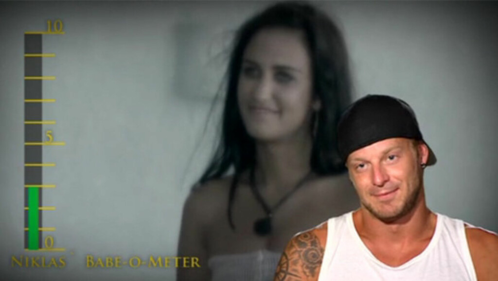 GA LAV KARAKTER: Niklas Vindel blir filmet mens han deler ut lav karakter til nykommer Anne i mandagens episode av «Paradise Hotel. Foto: TV3 GA LAV KARAKTER: Niklas Vindel blir filmet mens han deler ut lav karakter til nykommer Anne i mandagens episode av «Paradise Hotel. Foto: TV3