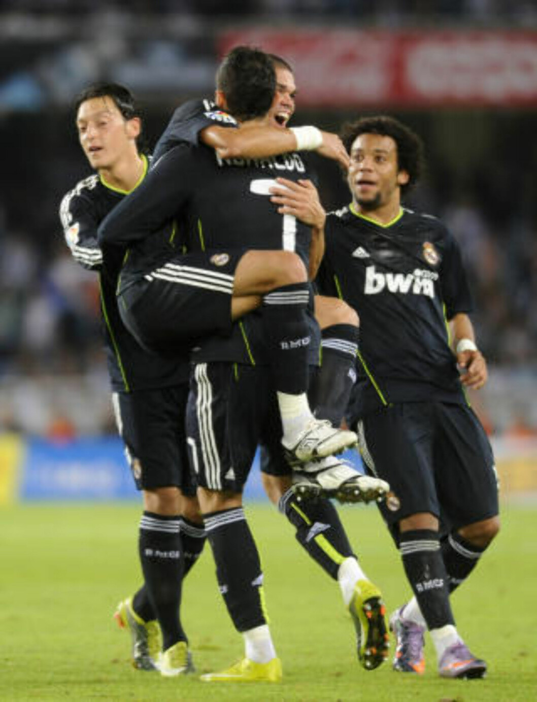 <strong>FIKK ENDELIG BALLEN I MÅL:</strong> I tredje seriekamp mot Real Sociedad fikk Ronaldo omsider ballen i mål - men skuddet gikk via lagkamerat Pepe og i mål. Foto: AFP PHOTO / Ander Gillenea <strong>FIKK ENDELIG BALLEN I MÅL:</strong> I tredje seriekamp mot Real Sociedad fikk Ronaldo omsider ballen i mål - men skuddet gikk via lagkamerat Pepe og i mål. Foto: AFP PHOTO / Ander Gillenea