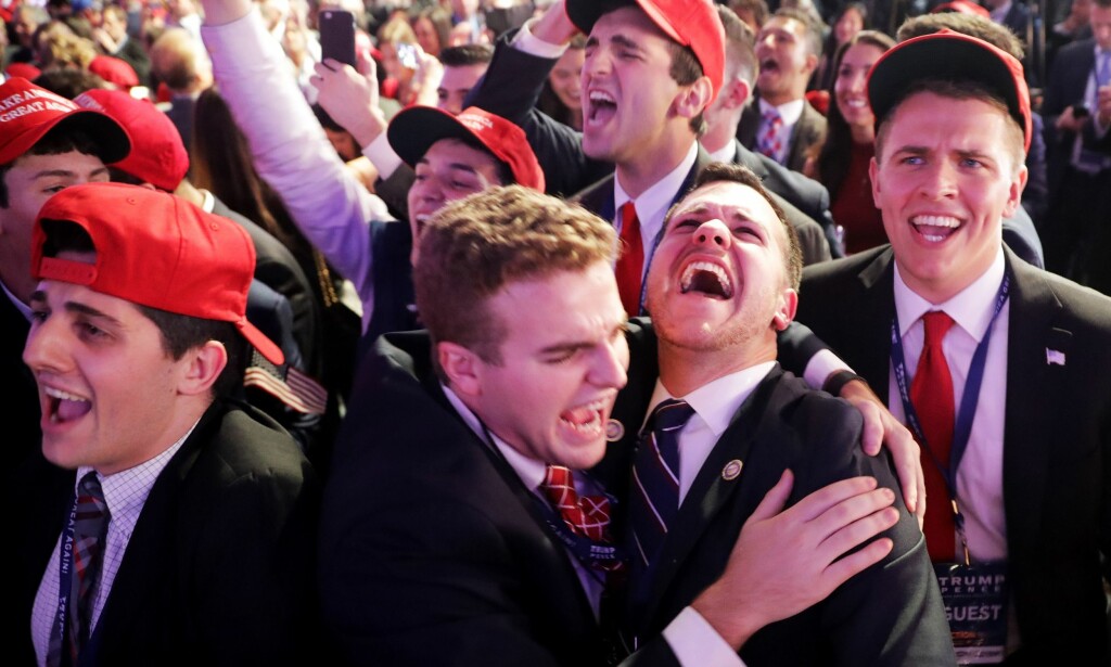 TRUMP-JUBEL: I det resultatene fra Iowa kommer inn bryter jubelen løs på valgvaken for Donald Trump i New York. Foto: Chip Somodevilla / Getty Images / AFP TRUMP-JUBEL: I det resultatene fra Iowa kommer inn bryter jubelen løs på valgvaken for Donald Trump i New York. Foto: Chip Somodevilla / Getty Images / AFP