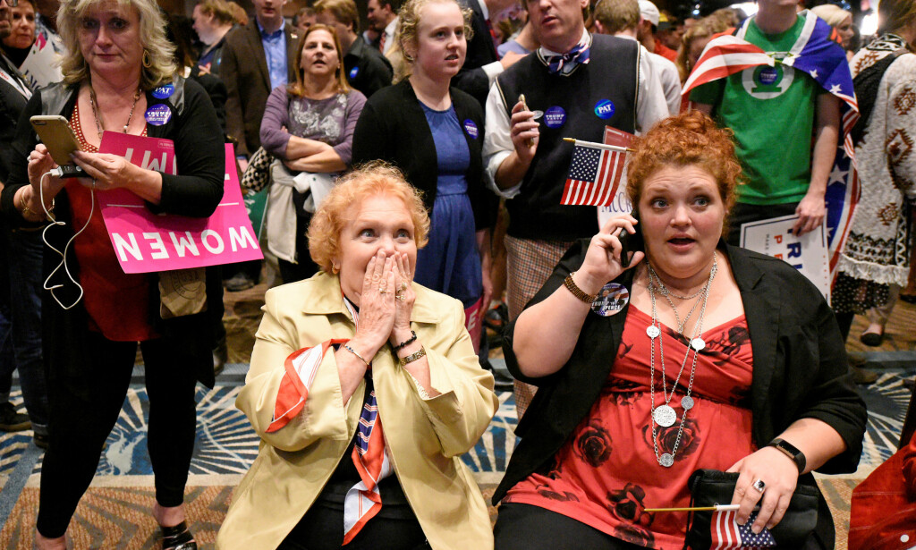 TRUMP-SPENNING: Lyn Thrasher (t.v.) og datteren Marley Thrasher følger spent med i det de første resulatenene fra USA-valget fra en valgvage i Raleigh i Nord-Karolina. Foto: Jonathan Drake / Reuters / NTB Scanpix TRUMP-SPENNING: Lyn Thrasher (t.v.) og datteren Marley Thrasher følger spent med i det de første resulatenene fra USA-valget fra en valgvage i Raleigh i Nord-Karolina. Foto: Jonathan Drake / Reuters / NTB Scanpix
