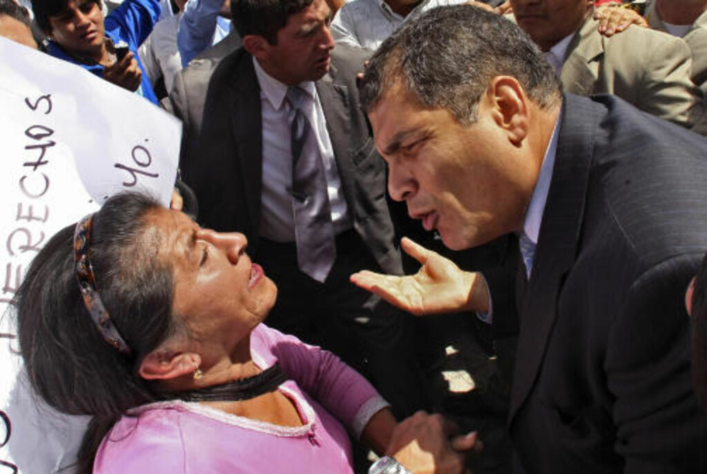 - DREP MEG! Ecuadors president Rafael Correa gikk hardt ut mot demonstranter som ikke liker lovforslaget han står bak. Kort tid etterpå skal presidenten ha blitt angrepet med tåregass. Foto: AP Photo / Dolores Ochoa - DREP MEG! Ecuadors president Rafael Correa gikk hardt ut mot demonstranter som ikke liker lovforslaget han står bak. Kort tid etterpå skal presidenten ha blitt angrepet med tåregass. Foto: AP Photo / Dolores Ochoa