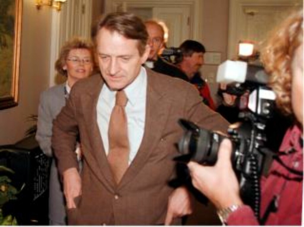 SA INGENTING: Lund-kommisjonens leder Ketil Lund i Stortinget i 1996. Han visste Treholt var videoovervåket, men sa ikke noe om det før denne uka.
FOTO GUNNAR LIER / SCANPIX SA INGENTING: Lund-kommisjonens leder Ketil Lund i Stortinget i 1996. Han visste Treholt var videoovervåket, men sa ikke noe om det før denne uka.
FOTO GUNNAR LIER / SCANPIX