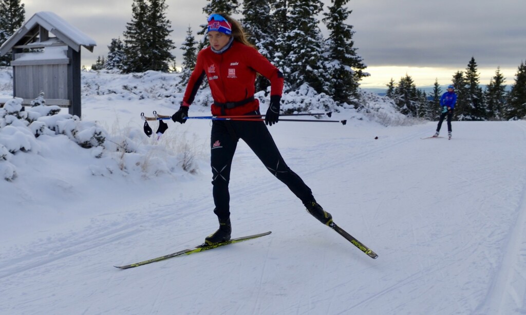 BALANSEKUNST: Å trene på ski uten å bruke stavene tvinger deg til å finne balansen og gir deg mye bedre teknikk. Foto: KRISTIN ROSET BALANSEKUNST: Å trene på ski uten å bruke stavene tvinger deg til å finne balansen og gir deg mye bedre teknikk. Foto: KRISTIN ROSET