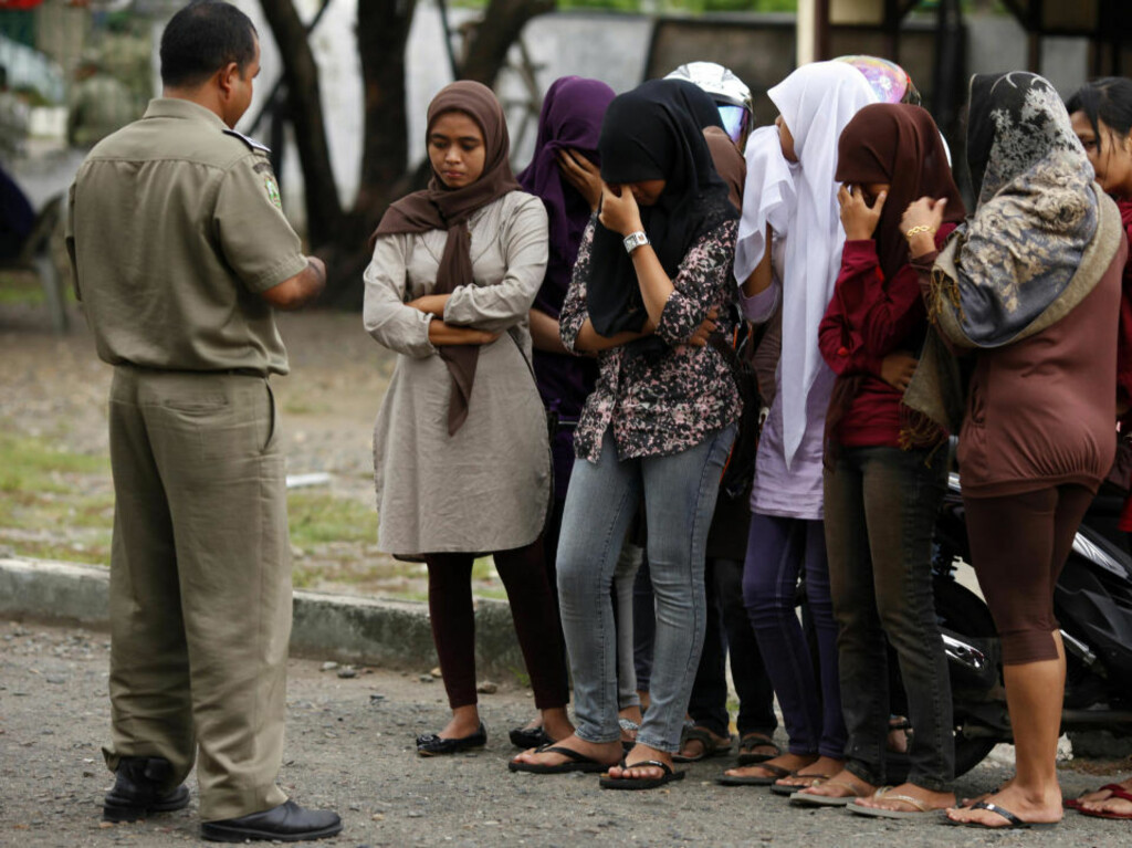 SHARIAPOLITIET: Her får unge jenter i Banda Aceh "råd" under en gateinspeksjon av en shariapolitimann. Buksene er etter politimannens syn for trange og korte. Foreløpig er Aceh dem eneste provinsen i Indonesia som har innført lovlige shariadomstoler. Foto: REUTERS/Beawiharta SHARIAPOLITIET: Her får unge jenter i Banda Aceh "råd" under en gateinspeksjon av en shariapolitimann. Buksene er etter politimannens syn for trange og korte. Foreløpig er Aceh dem eneste provinsen i Indonesia som har innført lovlige shariadomstoler. Foto: REUTERS/Beawiharta