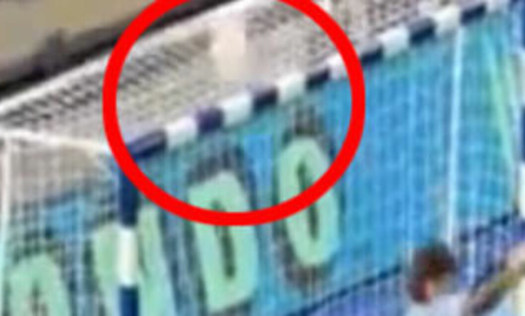 I TVERRLIGGEREN? Javi Rodriguez dunket ballen opp i nettaket, på vei ut traff den nesten målvakten i bakhodet, og nettet ristet tydelig. På måltavla sto det 5-3 på straffer - men dommerne mente ballen aldri var inne.Foto: YouTube I TVERRLIGGEREN? Javi Rodriguez dunket ballen opp i nettaket, på vei ut traff den nesten målvakten i bakhodet, og nettet ristet tydelig. På måltavla sto det 5-3 på straffer - men dommerne mente ballen aldri var inne.Foto: YouTube